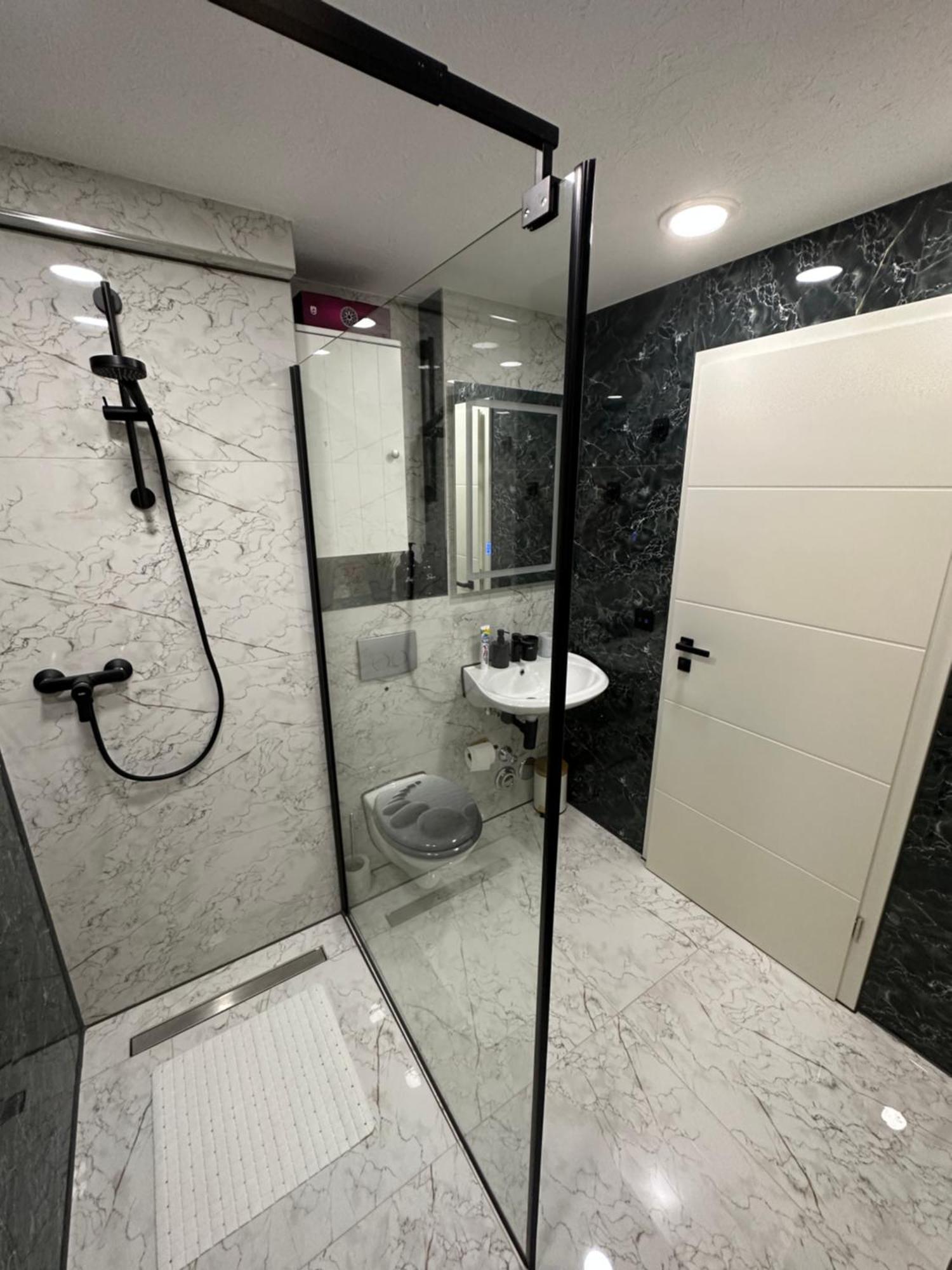 Modern Apartments Neuburg P - Top - 2 Zimmer, Komfort, Balkon, Wi-Fi, Smart Tv, Grosse Dusche, Kueche Neuburg an Der Donau Bagian luar foto